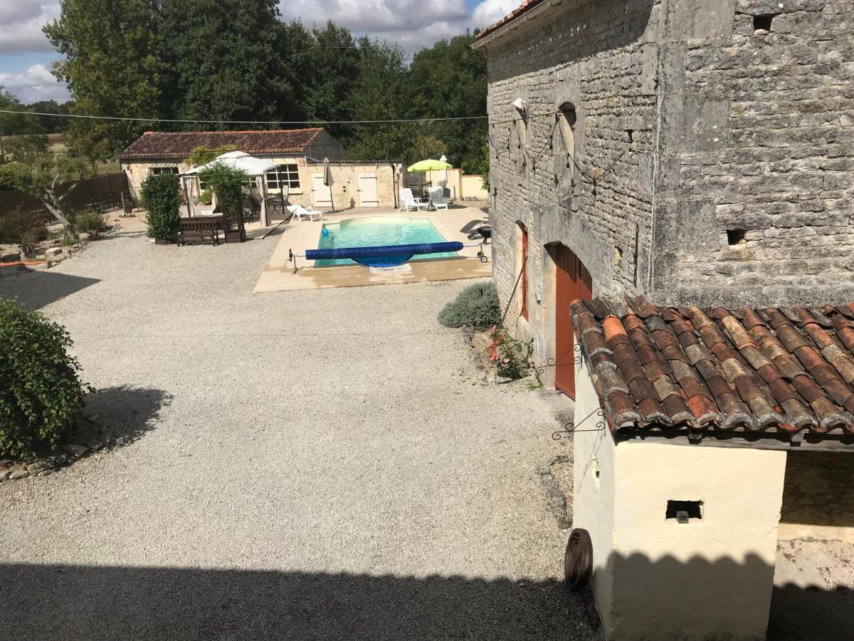 Alojamento de Acomodação e Pequeno-almoço Les Cygnes Noirs Aujac (Charente-Maritime)